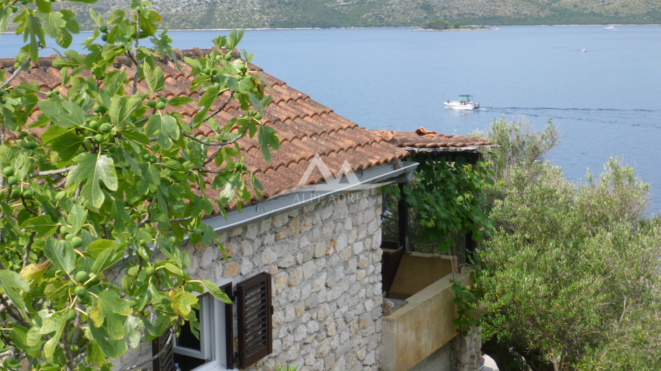 MALA RAVA - CHARMING STONE HOUSE FOR SALE IN THE FIRST ROW TO THE SEA